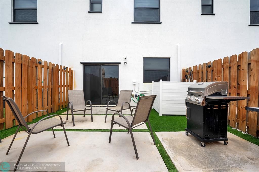 For Sale: $415,000 (3 beds, 3 baths, 1328 Square Feet)