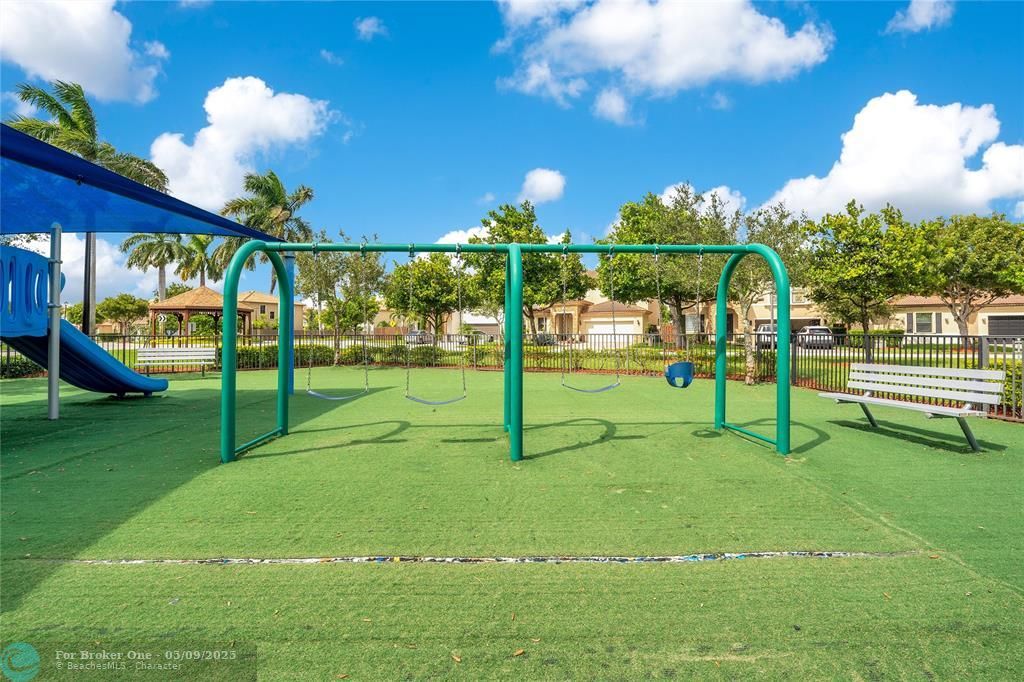 For Sale: $415,000 (3 beds, 3 baths, 1328 Square Feet)