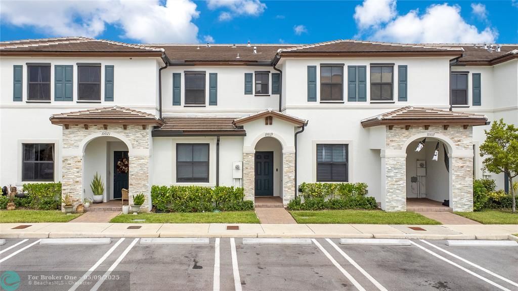 For Sale: $415,000 (3 beds, 3 baths, 1328 Square Feet)