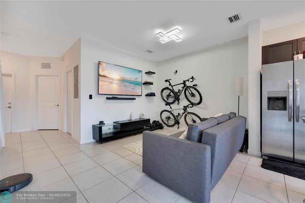 For Sale: $415,000 (3 beds, 3 baths, 1328 Square Feet)