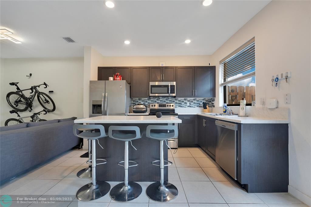 For Sale: $415,000 (3 beds, 3 baths, 1328 Square Feet)