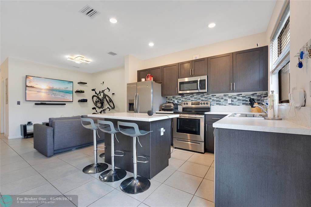 For Sale: $415,000 (3 beds, 3 baths, 1328 Square Feet)