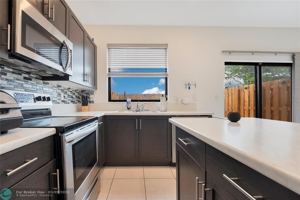 For Sale: $415,000 (3 beds, 3 baths, 1328 Square Feet)