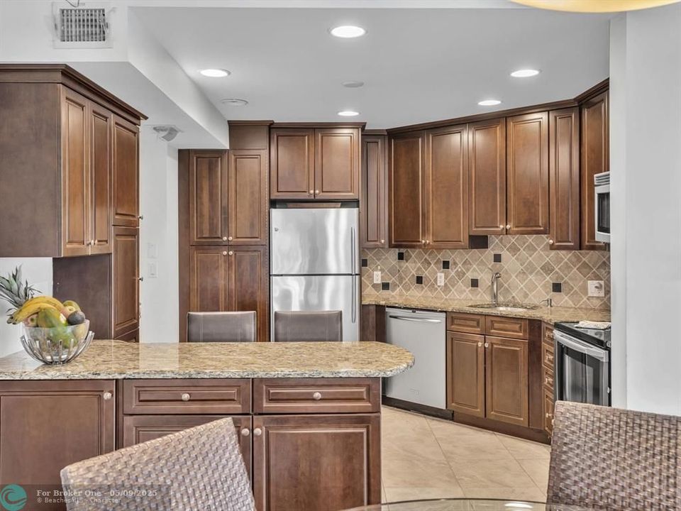 For Sale: $1,119,000 (2 beds, 2 baths, 1284 Square Feet)