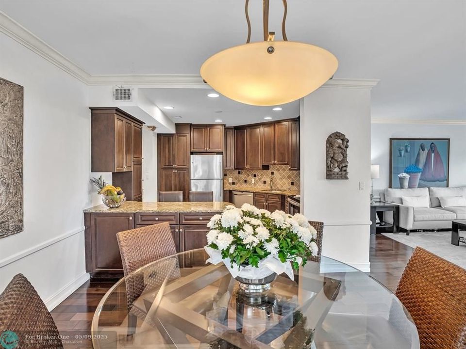 For Sale: $1,119,000 (2 beds, 2 baths, 1284 Square Feet)