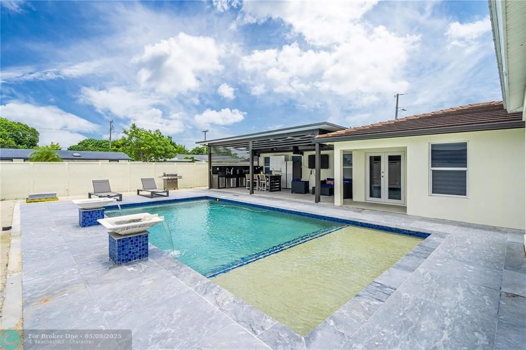 For Sale: $845,000 (5 beds, 4 baths, 1763 Square Feet)