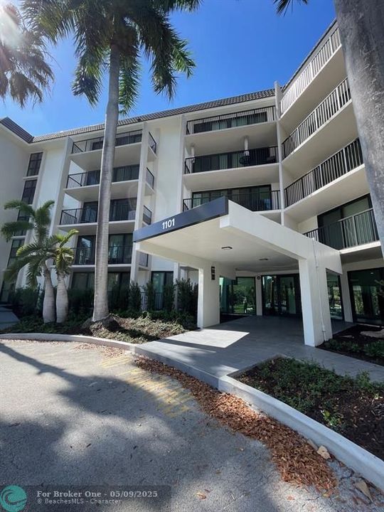 For Rent: $1,975 (1 beds, 1 baths, 930 Square Feet)
