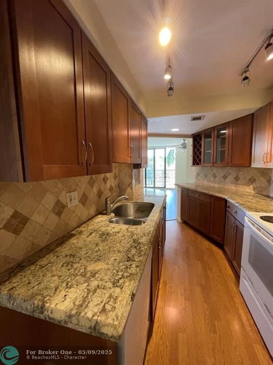 For Rent: $1,975 (1 beds, 1 baths, 930 Square Feet)