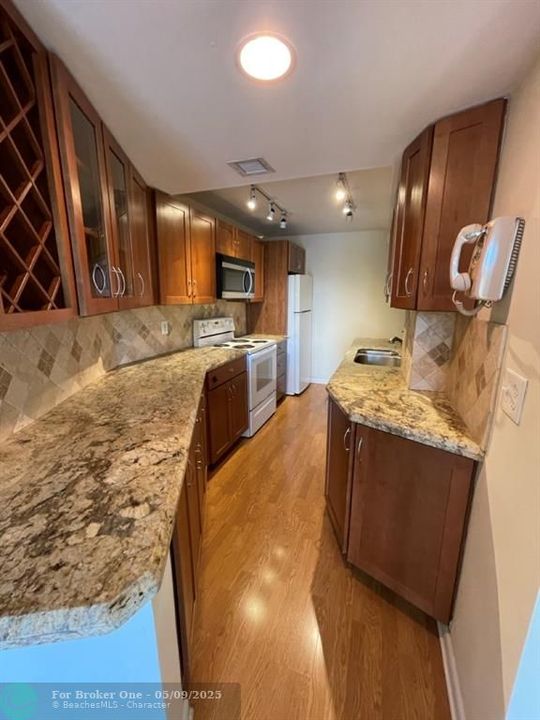 For Rent: $1,975 (1 beds, 1 baths, 930 Square Feet)
