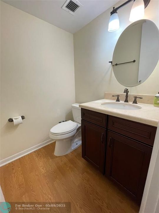 For Rent: $1,975 (1 beds, 1 baths, 930 Square Feet)