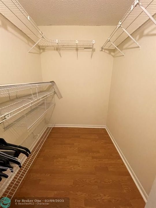 For Rent: $1,975 (1 beds, 1 baths, 930 Square Feet)