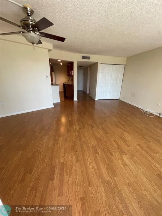 For Rent: $1,975 (1 beds, 1 baths, 930 Square Feet)