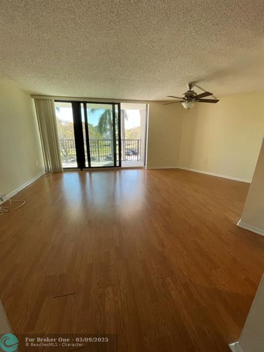 For Rent: $1,975 (1 beds, 1 baths, 930 Square Feet)