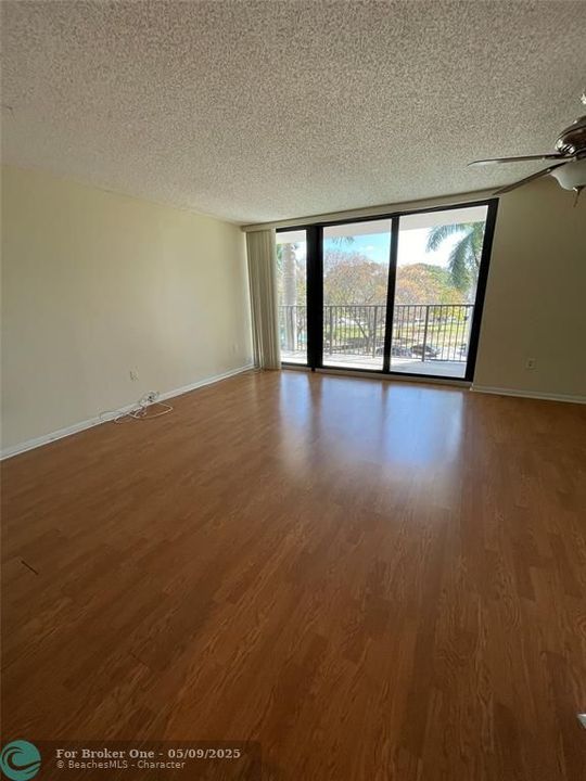 For Rent: $1,975 (1 beds, 1 baths, 930 Square Feet)