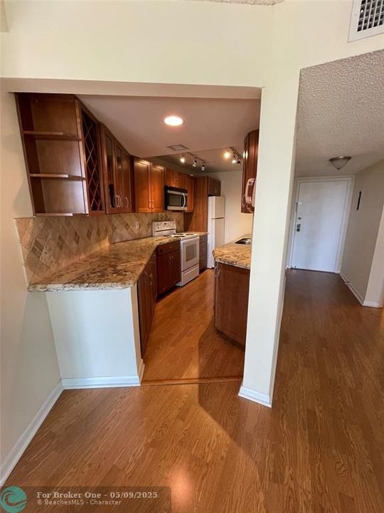 For Rent: $1,975 (1 beds, 1 baths, 930 Square Feet)