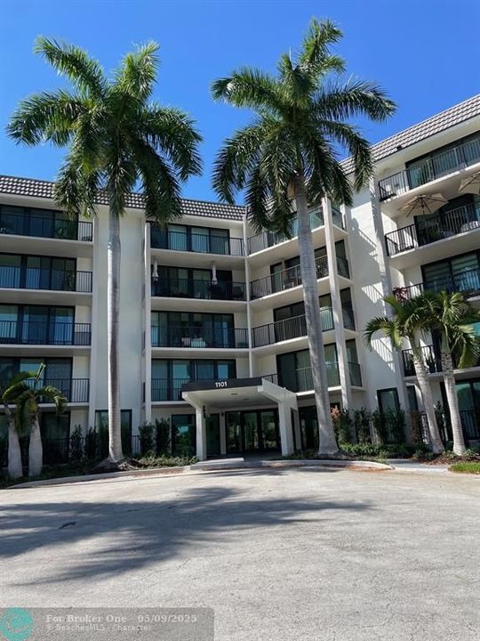 For Rent: $1,975 (1 beds, 1 baths, 930 Square Feet)