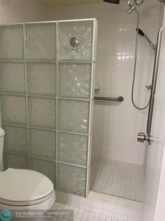 For Rent: $1,975 (1 beds, 1 baths, 930 Square Feet)
