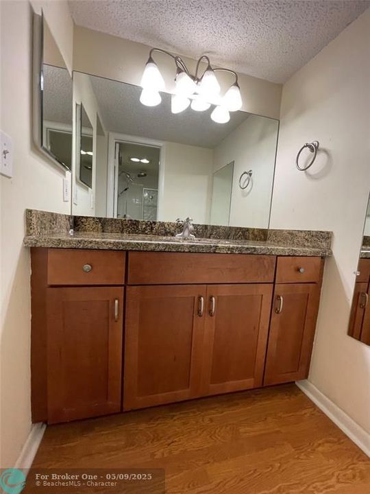 For Rent: $1,975 (1 beds, 1 baths, 930 Square Feet)