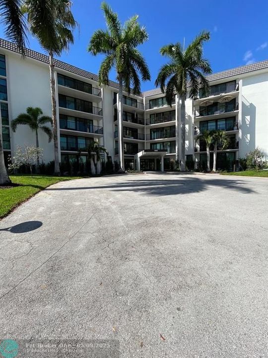 For Rent: $1,975 (1 beds, 1 baths, 930 Square Feet)