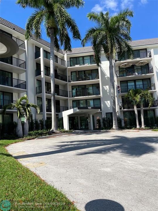 For Rent: $1,975 (1 beds, 1 baths, 930 Square Feet)