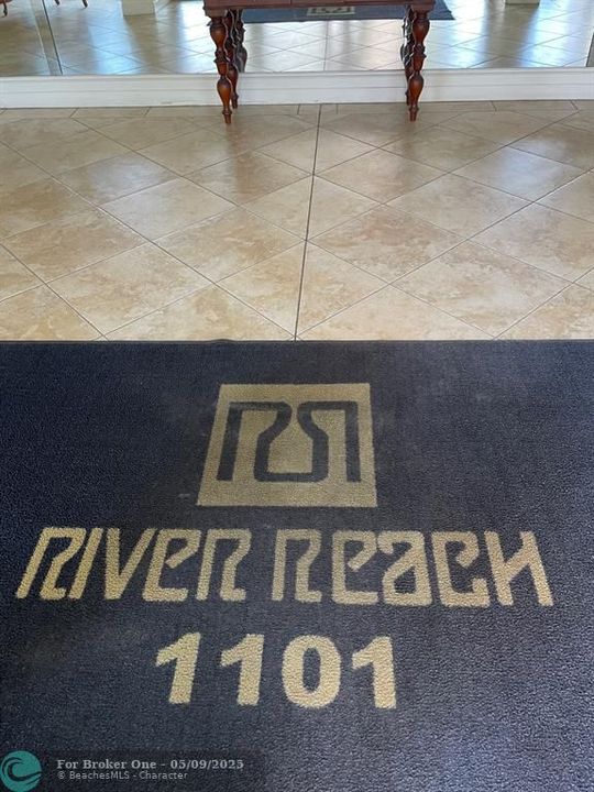 For Rent: $1,975 (1 beds, 1 baths, 930 Square Feet)