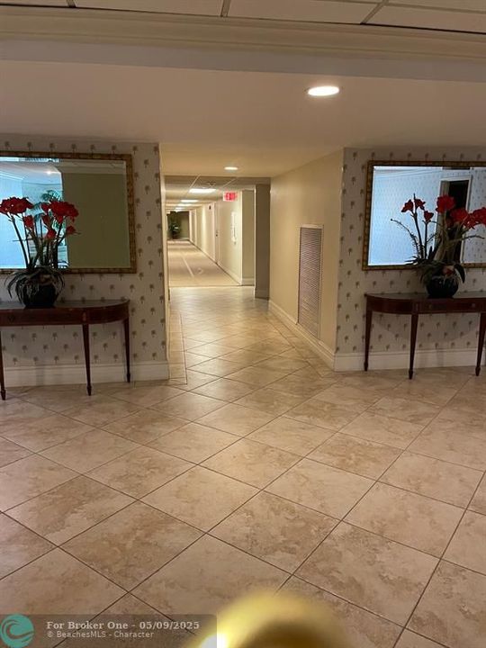 For Rent: $1,975 (1 beds, 1 baths, 930 Square Feet)