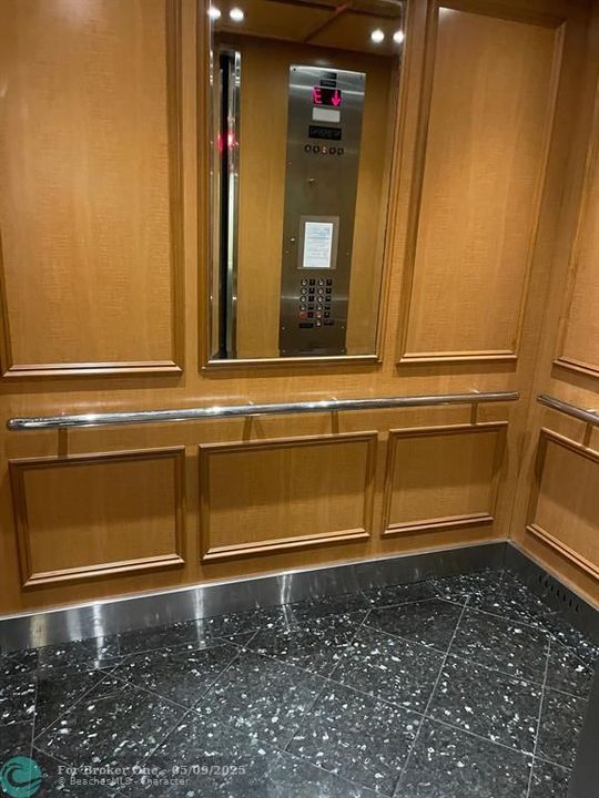 For Rent: $1,975 (1 beds, 1 baths, 930 Square Feet)