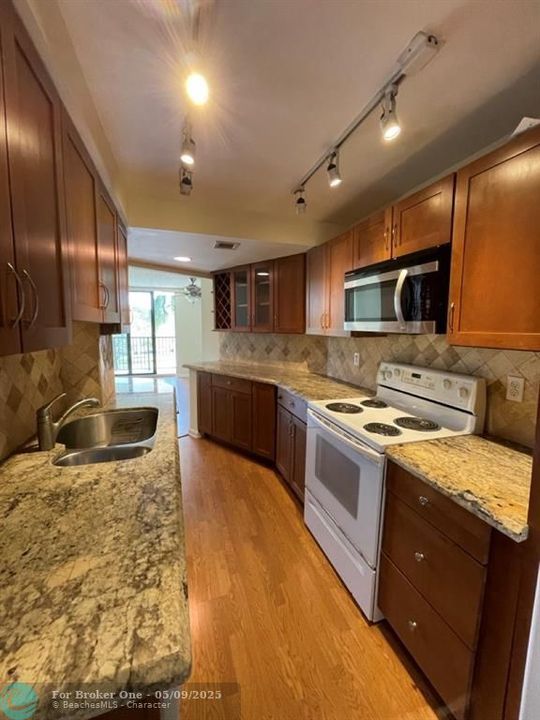 For Rent: $1,975 (1 beds, 1 baths, 930 Square Feet)