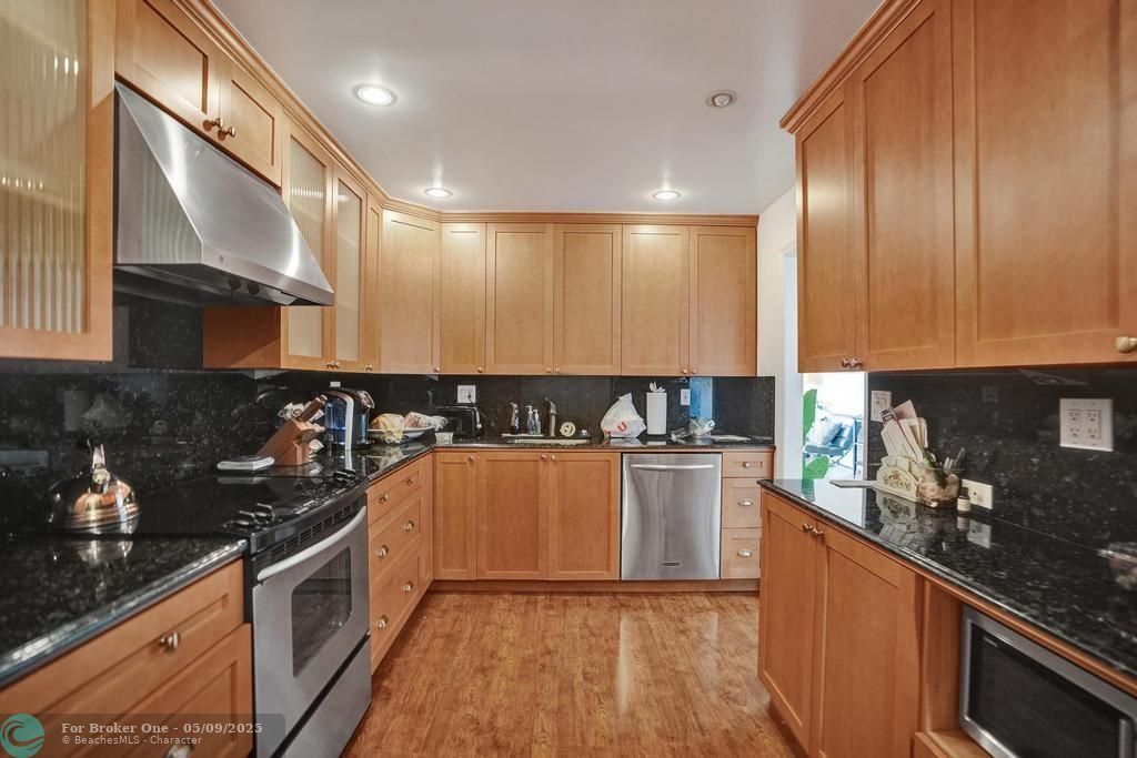 For Sale: $699,999 (2 beds, 2 baths, 1787 Square Feet)