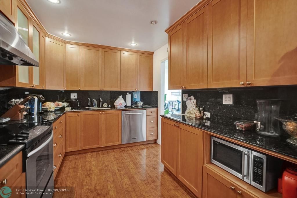 For Sale: $699,999 (2 beds, 2 baths, 1787 Square Feet)