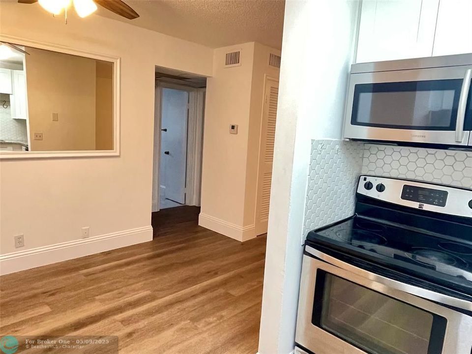 For Sale: $198,000 (2 beds, 1 baths, 752 Square Feet)