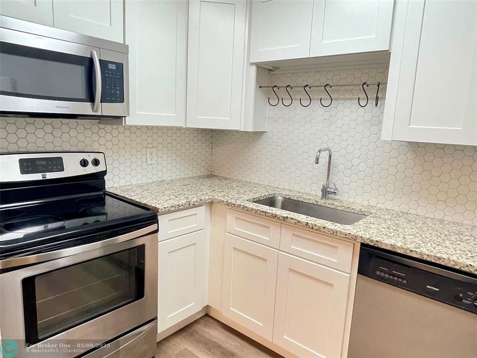 For Sale: $198,000 (2 beds, 1 baths, 752 Square Feet)