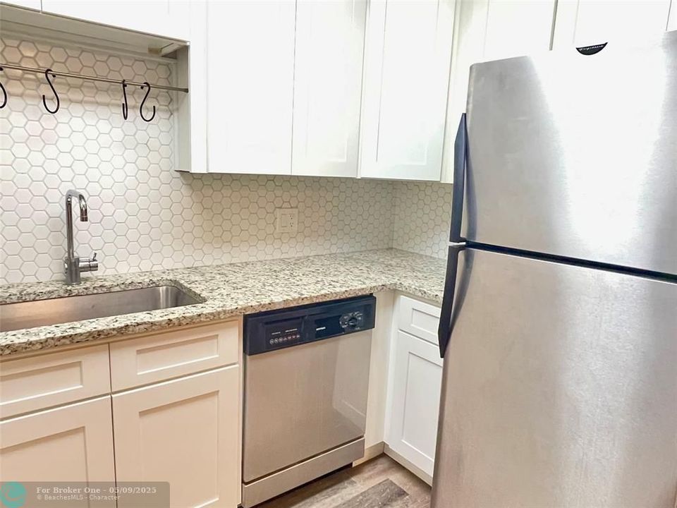 For Sale: $198,000 (2 beds, 1 baths, 752 Square Feet)