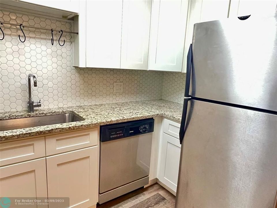 For Sale: $198,000 (2 beds, 1 baths, 752 Square Feet)