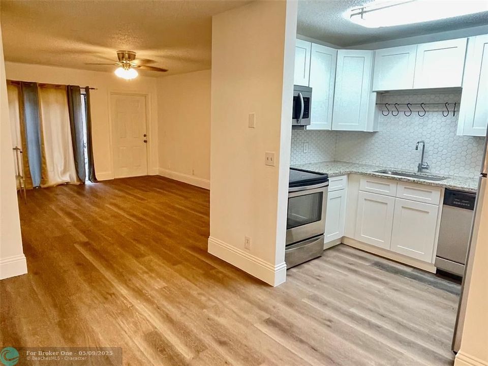For Sale: $198,000 (2 beds, 1 baths, 752 Square Feet)