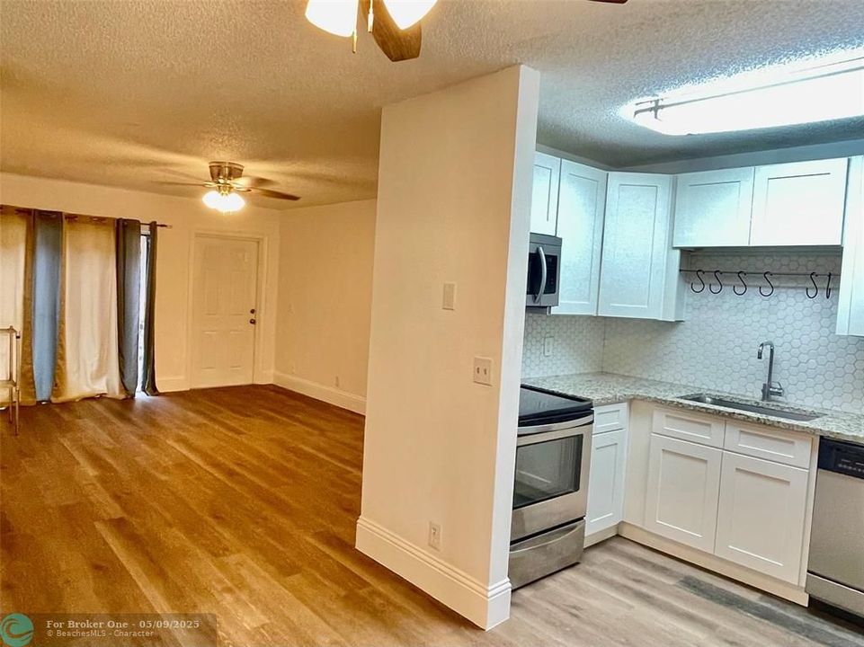 For Sale: $198,000 (2 beds, 1 baths, 752 Square Feet)