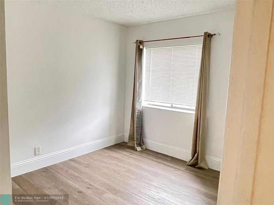 For Sale: $198,000 (2 beds, 1 baths, 752 Square Feet)