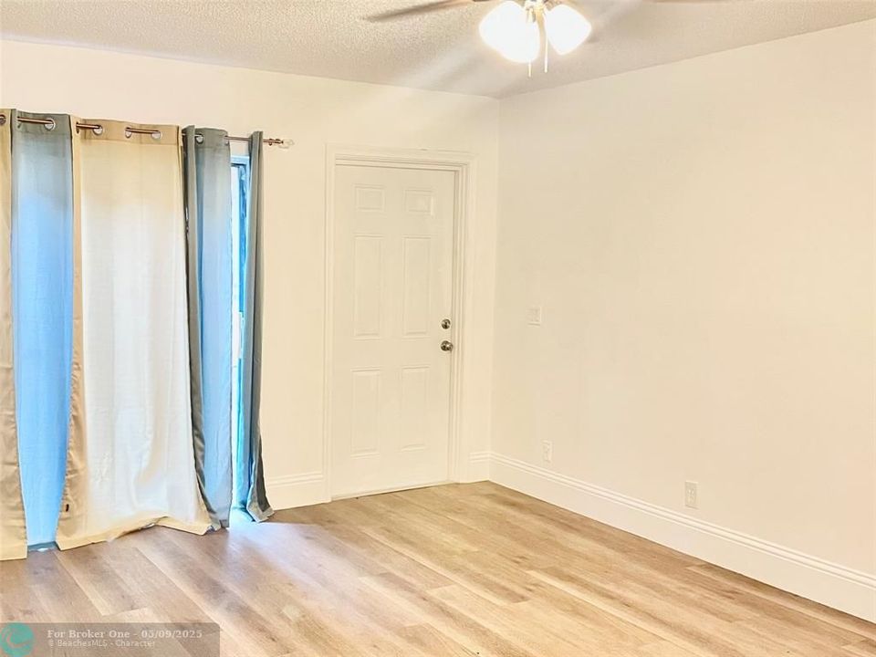 For Sale: $198,000 (2 beds, 1 baths, 752 Square Feet)