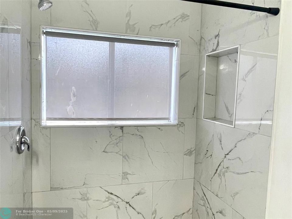 For Sale: $198,000 (2 beds, 1 baths, 752 Square Feet)