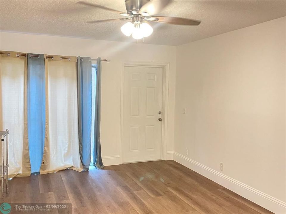 For Sale: $198,000 (2 beds, 1 baths, 752 Square Feet)