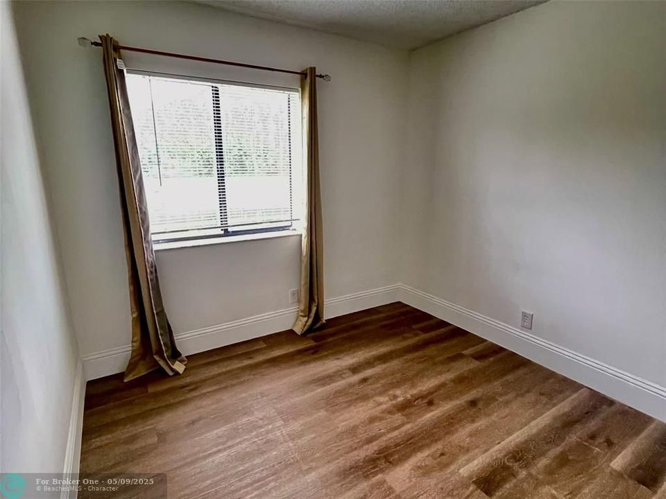 For Sale: $198,000 (2 beds, 1 baths, 752 Square Feet)