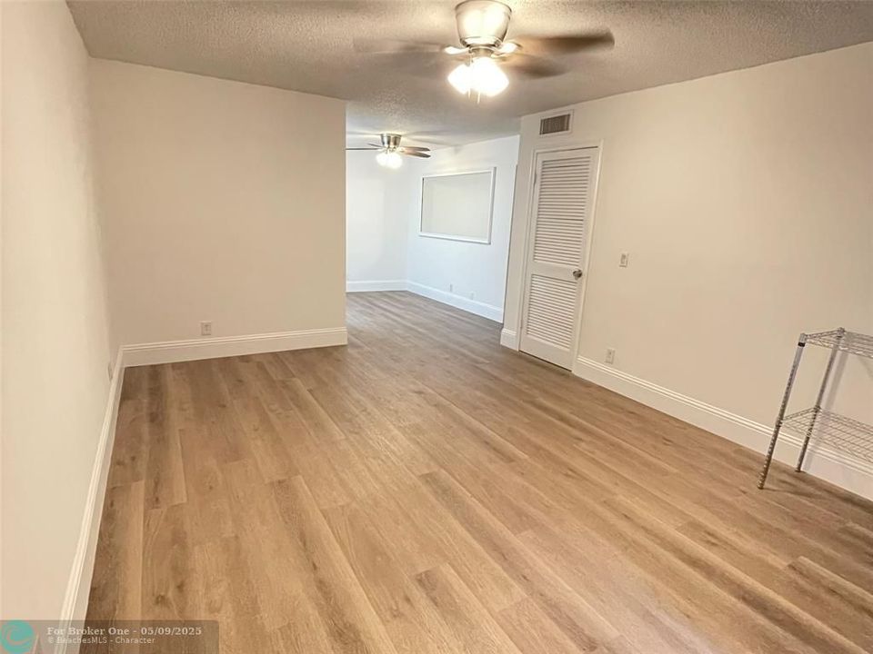 For Sale: $198,000 (2 beds, 1 baths, 752 Square Feet)
