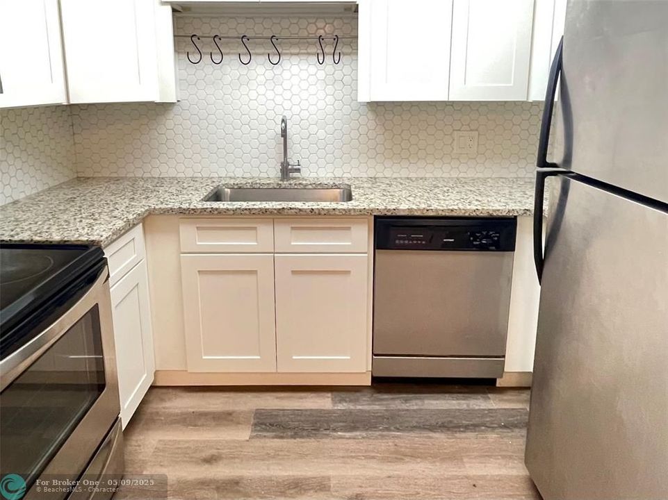 For Sale: $198,000 (2 beds, 1 baths, 752 Square Feet)