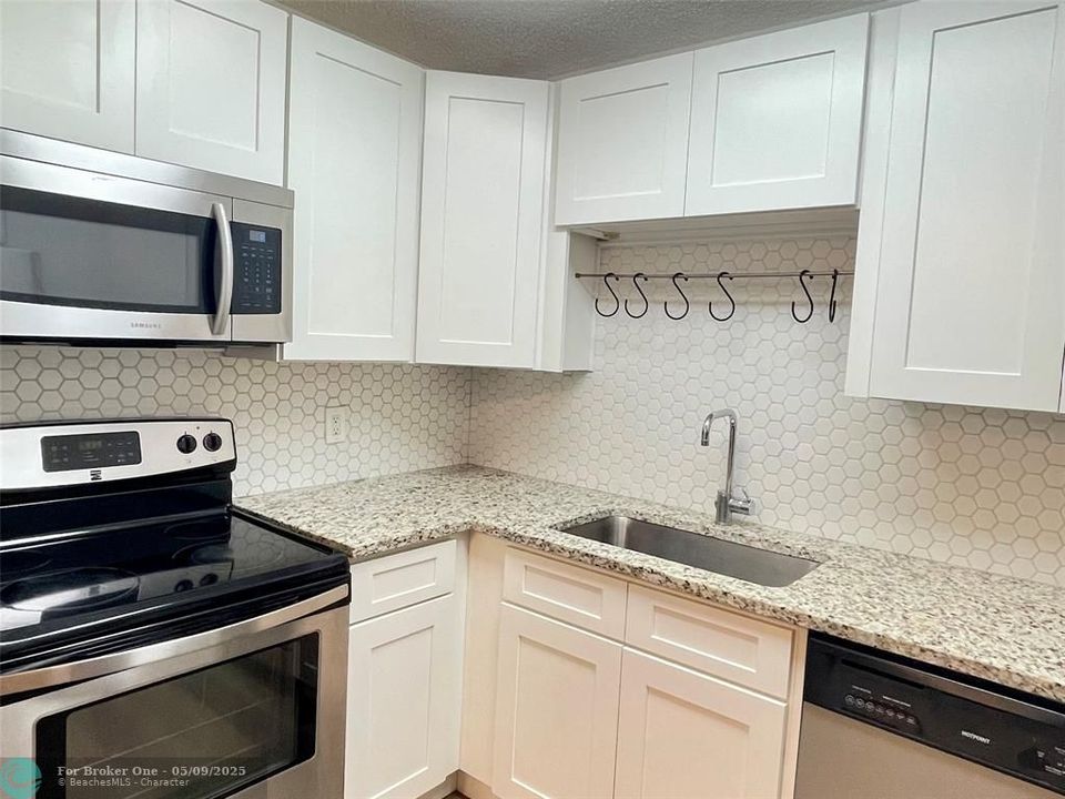 For Sale: $198,000 (2 beds, 1 baths, 752 Square Feet)
