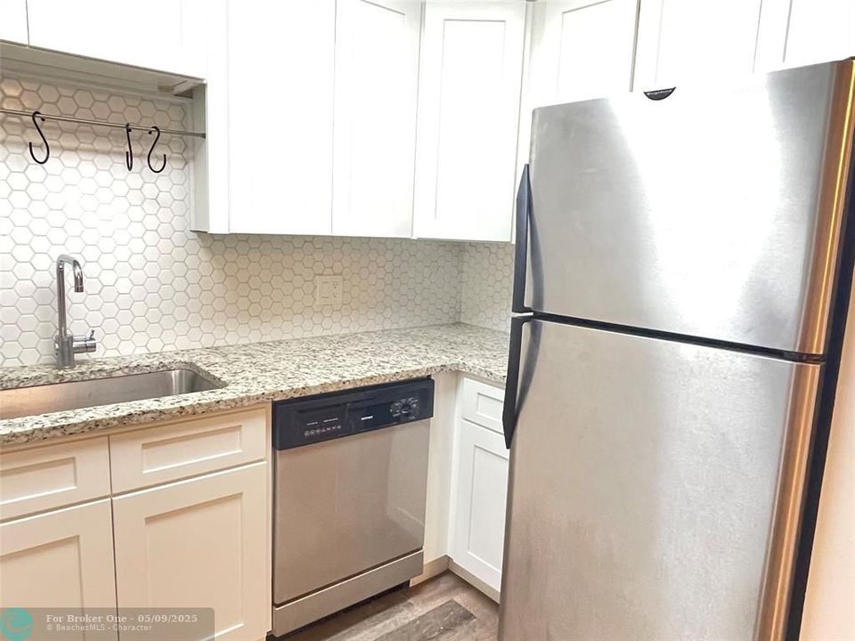 For Sale: $198,000 (2 beds, 1 baths, 752 Square Feet)
