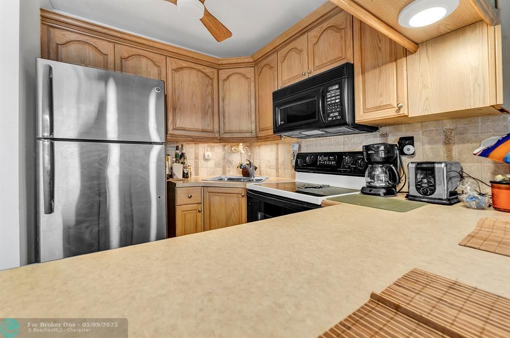 For Rent: $2,500 (1 beds, 1 baths, 585 Square Feet)