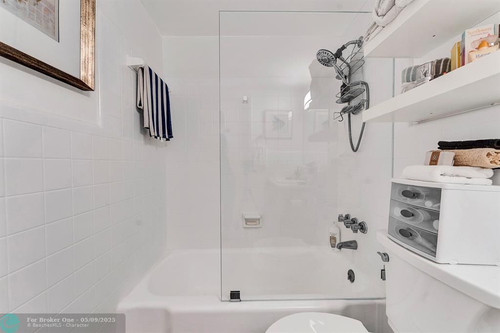 For Rent: $2,500 (1 beds, 1 baths, 585 Square Feet)