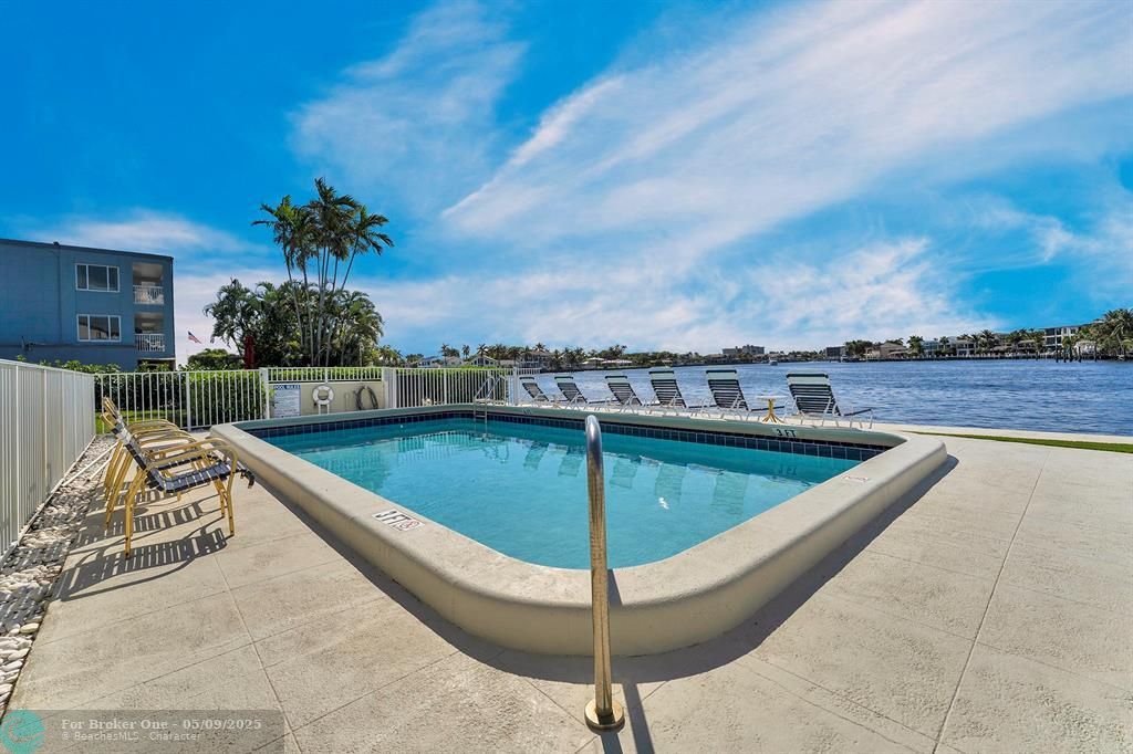 For Rent: $2,500 (1 beds, 1 baths, 585 Square Feet)