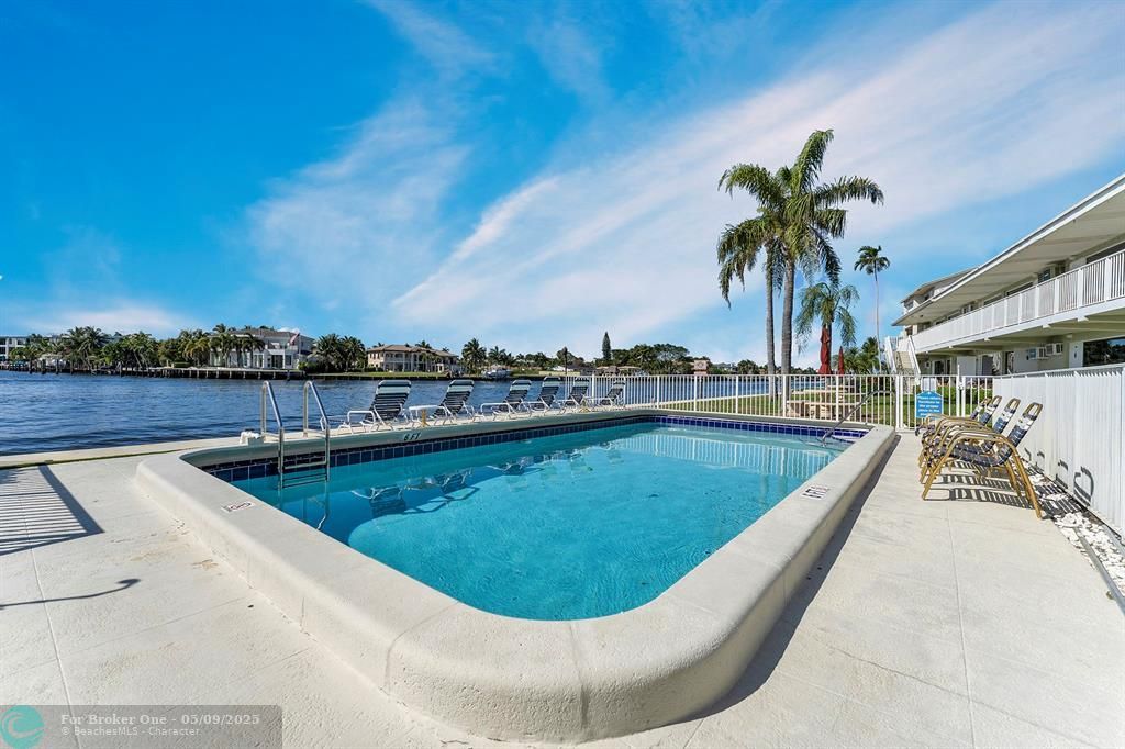 For Rent: $2,500 (1 beds, 1 baths, 585 Square Feet)