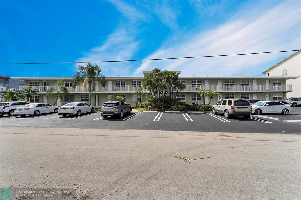 For Rent: $2,500 (1 beds, 1 baths, 585 Square Feet)